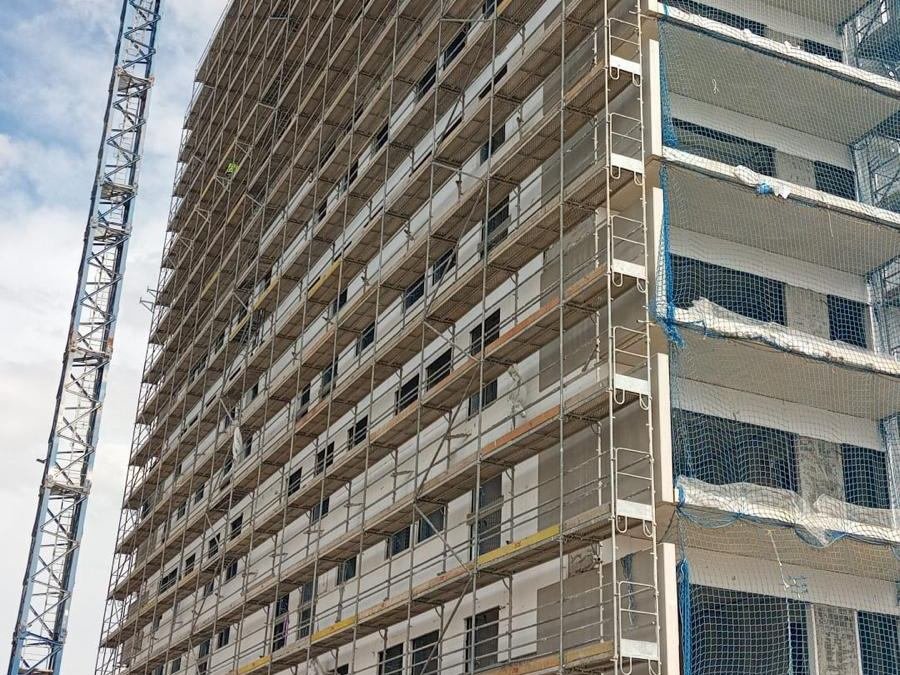 El mismo bloque de Badalona con el andamio montado en toda la altura de la fachada y las redes de protección puestas, durante la ejecución del aislamiento